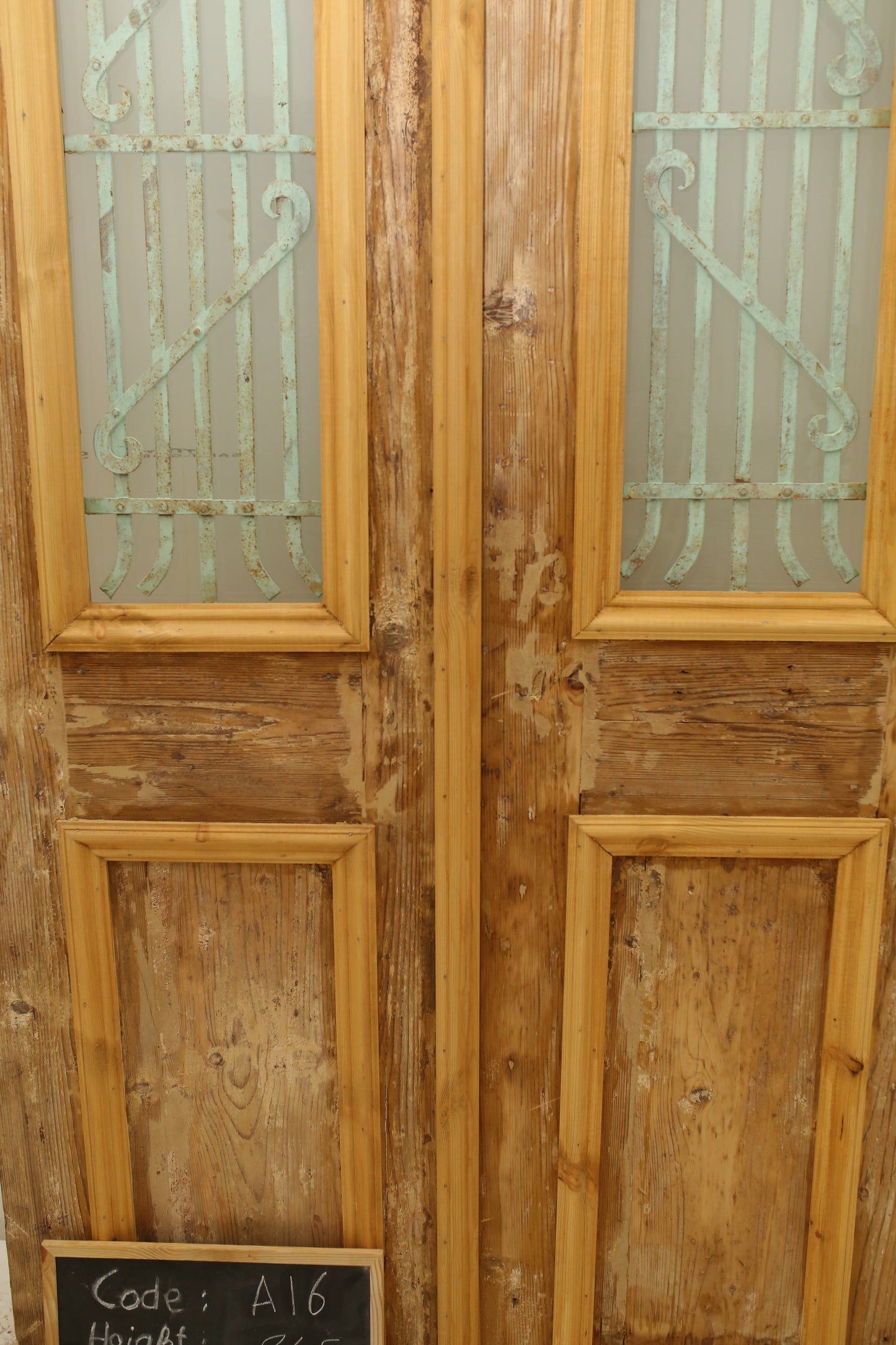 VINTAGE DBL FRENCH METAL DOOR A16