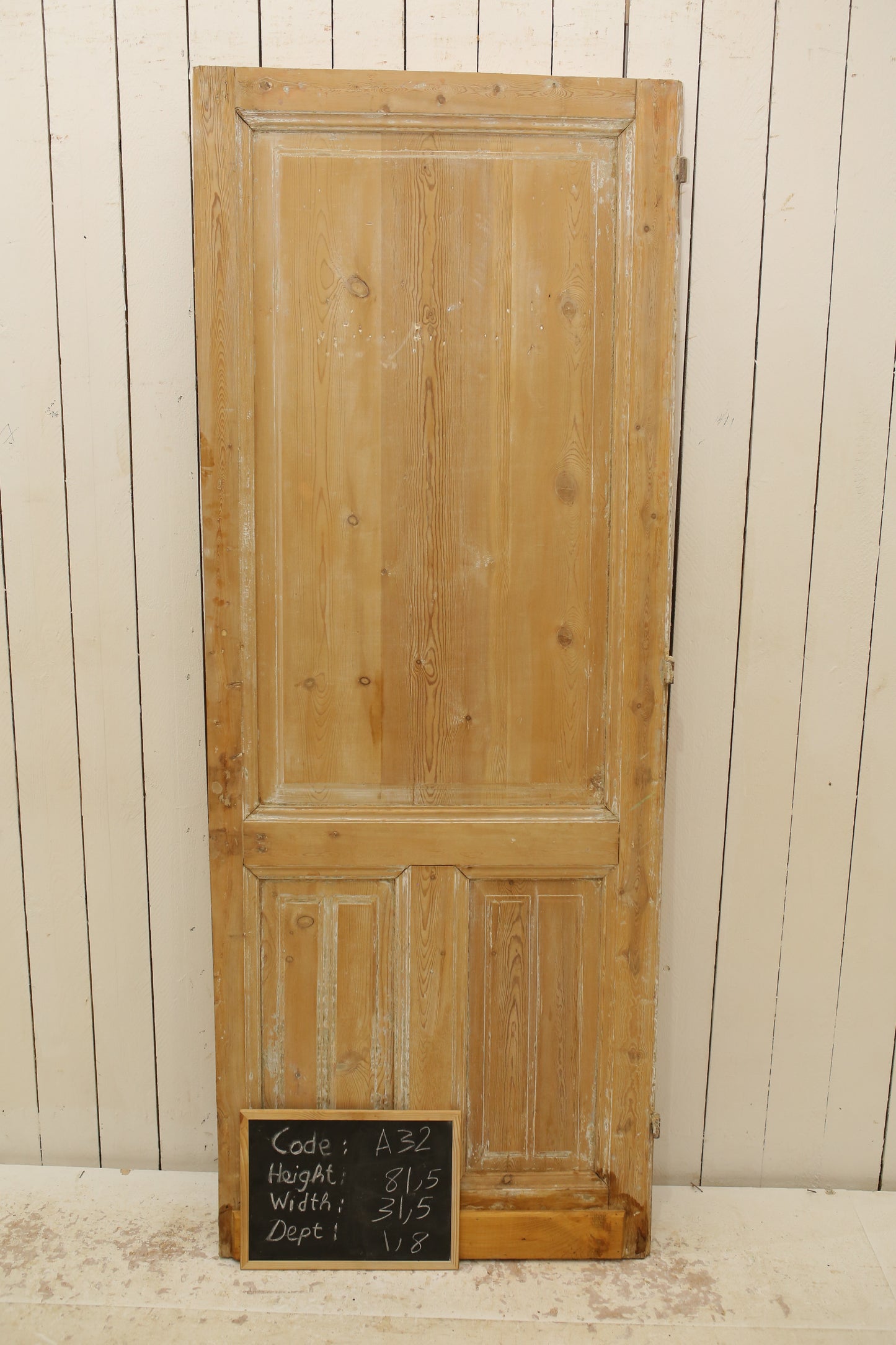 VINTAGE SINGLE DOOR A32